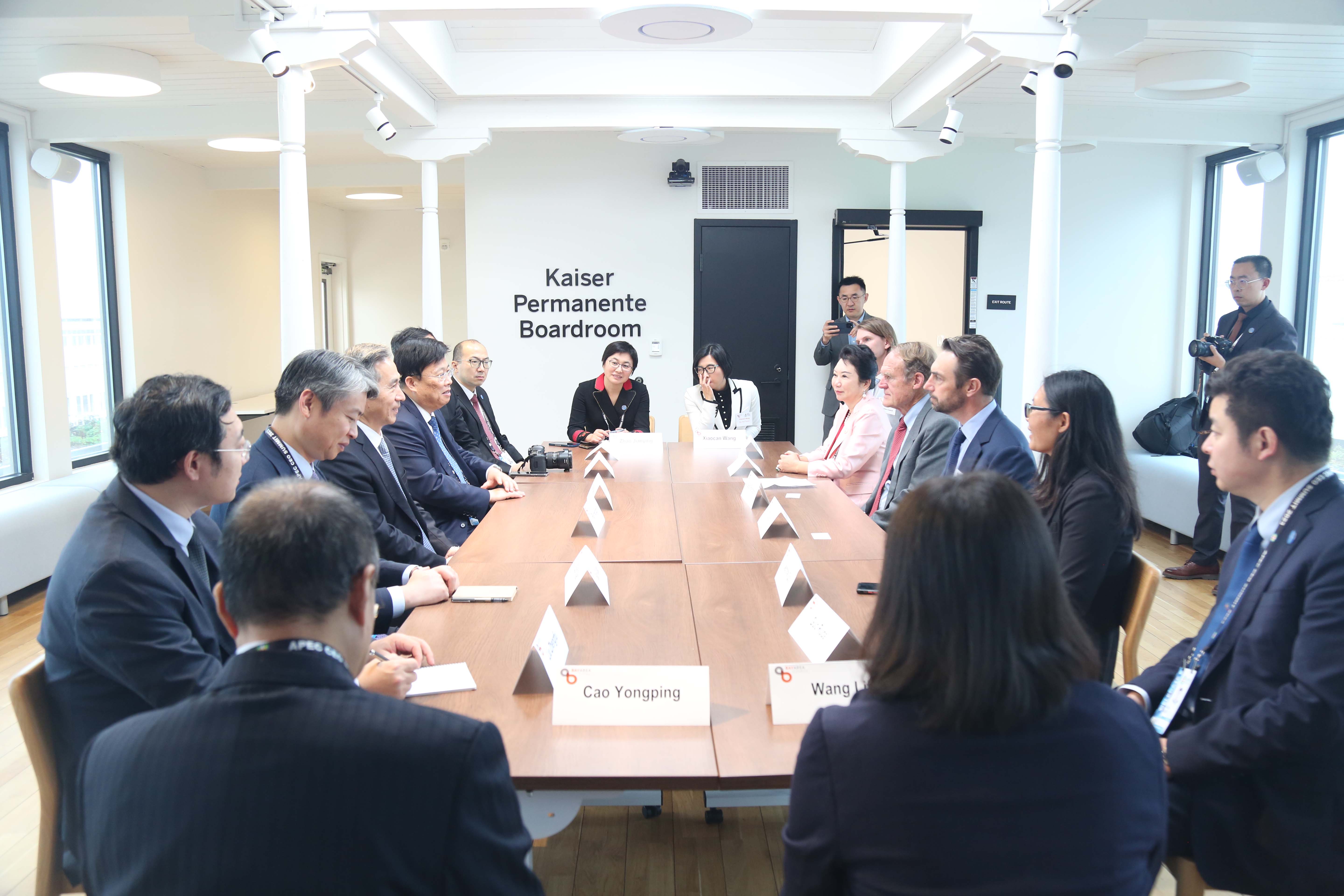 BB贝博集团董事局李俐与中国贸促会会长任鸿斌互换